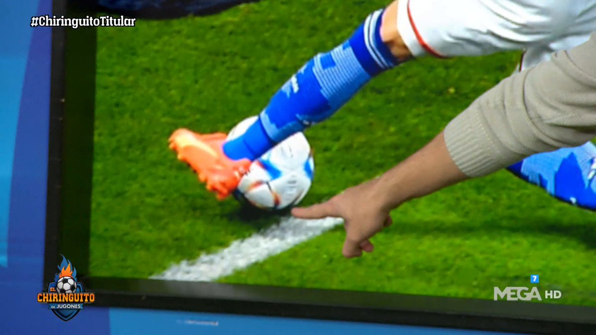 elchiringuitotv's tweet photo. 🧐¿SALE O NO SALE?🧐 

⚽️El segundo gol de Japón viene precedido por una polémica jugada en la que la pelota...

¿Se va fuera o se queda dentro? #ChiringuitoTitular https://t.co/EfoxVihFhb