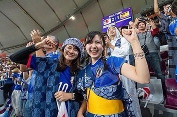isiphotos's tweet photo. Japan fans celebrate their @jfa_en team's victory after a FIFA World Cup Qatar 2022 Group E match between Spain and Japan at Khalifa International Stadium on December 1, 2022 in Doha, Qatar. #japanvspain #fifaworldcup2022 #jfa #samuraiblue @_SamuraiBlue_ Photo: @zimpix https://t.co/3B5FCdwKK6