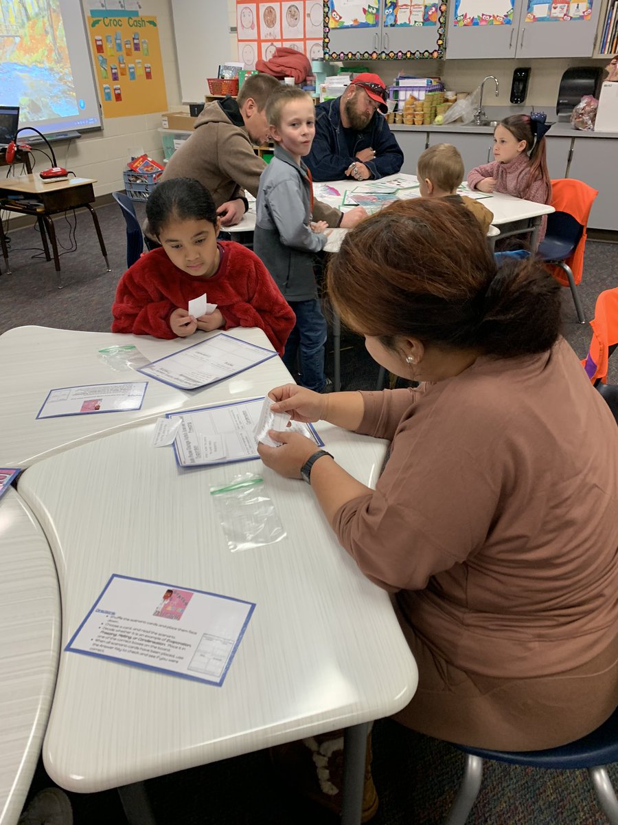 AmyLowder1's tweet photo. What a fun time we had at our 2nd Grade “Everything is Matter” Family Night. Students were able to share with their families all they have learned about states of matter and how matter can be changed through games &amp; activities.🧊💧🫧#HECleads #OurD5Story #D5HeartWork https://t.co/3lG62zu8mo