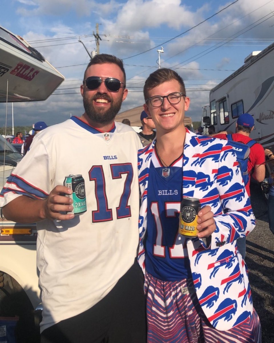 stbcbeer's tweet photo. ⚡ Let's Go Buffalo ⚡ Who is ready for the game tonight?! We know who we are pulling for in this rivalry game and we know what we'll be drinking. Do you have your tailgate essentials?
#bringtheflavor #overpackd #letsgobuffalo https://t.co/tD25LAMU0T