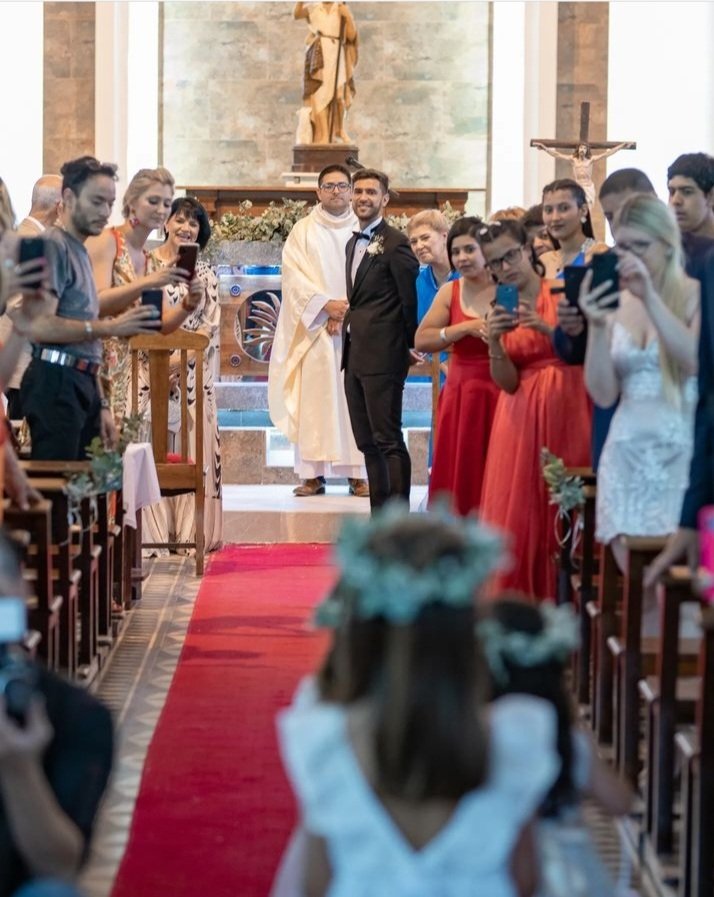 -porque lloraste tanto en la entrada ? Me preguntaban.
Acá esta la respuesta. 
El amor de mi vida me esperaba en el altar, rodeado de mi gente 🌟❤️ 
GRACIAS VIDA 🙏 SOY INMENSAMENTE FELIZ