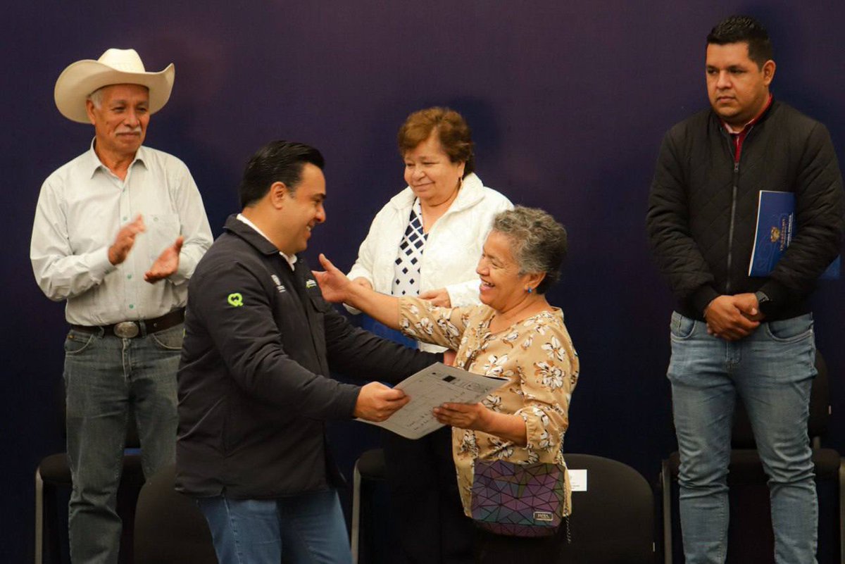 Con papel en mano 📜 113 familias recibieron las escrituras de sus terrenos. Esto es un logro de otro nivel, porque así las familias podrán disfrutar de sus tierras y tener la tranquilidad y certeza jurídica de que nada ni nadie se las puede quitar. 🙌