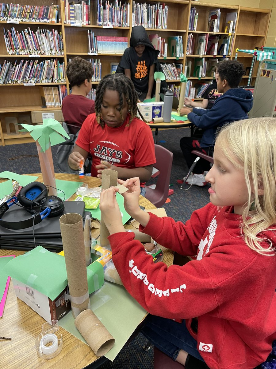 emilhollin's tweet photo. STEM Club fun! Perseverance and grit! #JCSchoolsChampions #thorpegordon https://t.co/7h9Nz3cHzH