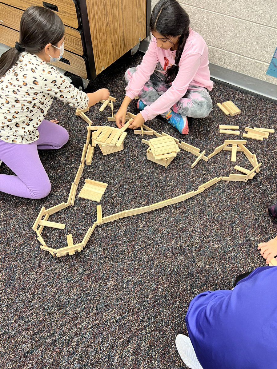 MrsSimmonsLRES's tweet photo. Students working together to create The Jamestown Fort using Keva Planks. @LittleRiverLCPS #vastudies #4thgrade https://t.co/U68jBIJqIW