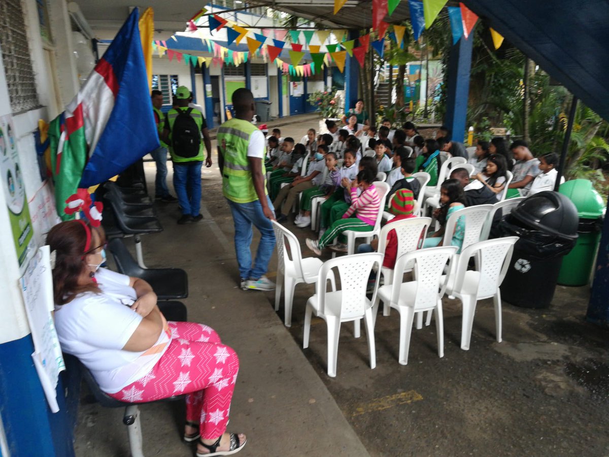 vallenpaz's tweet photo. ✅Nuestro equipo continúa recorriendo las comunas de #Cali llevando la campaña #EnObraVerde🌳 a colegios y comunidad en general, para que se acojan las buenas prácticas ambientales. https://t.co/i0DUFQysgx
