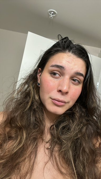 I seem to have accidentally gotten drool and spit in my hair&hellip; howd that happen? 🤔😅 https://t.co/UlDS