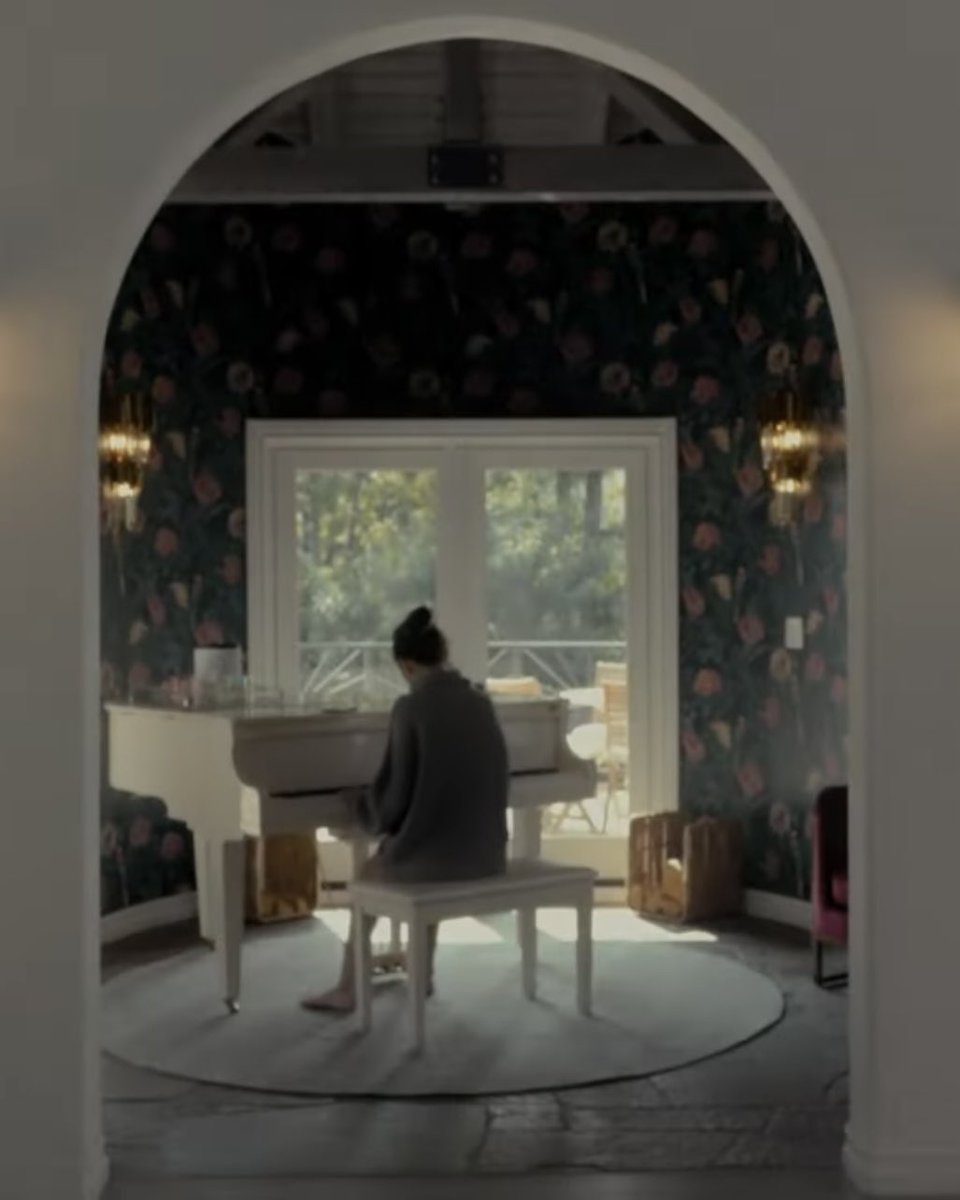 selenaritorr's tweet image. Selena in her own home studio #SelenaGomez #Selenators