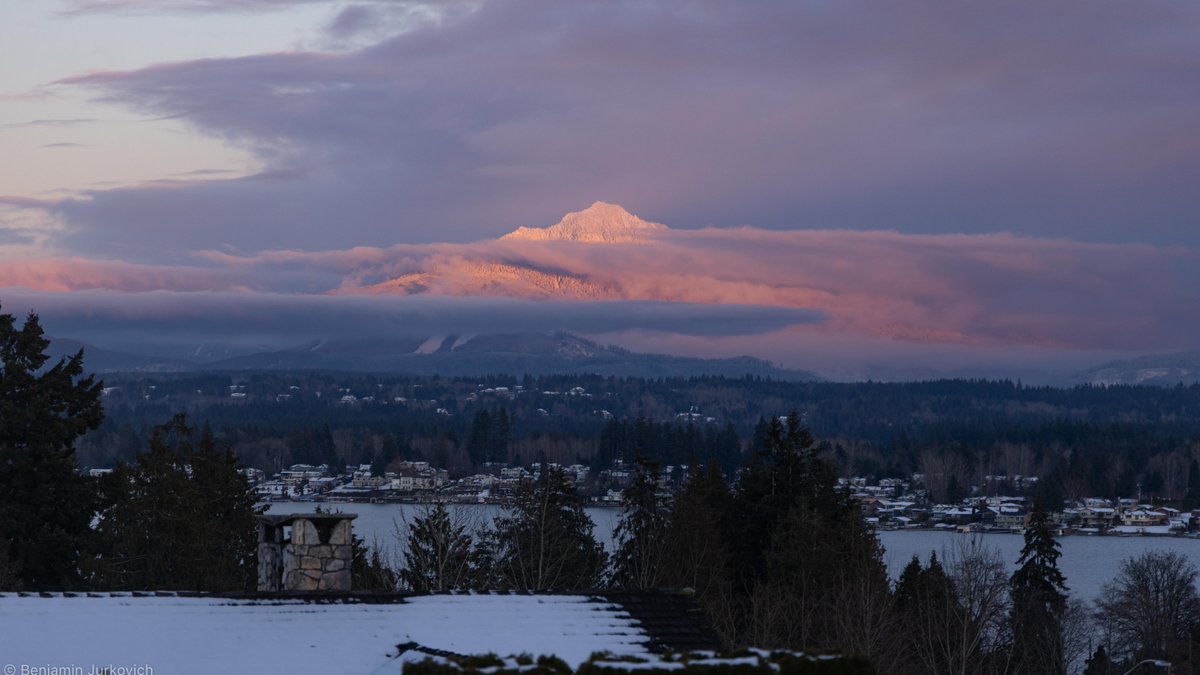 BenJurkovichWX's tweet photo. Snowy rooftops and Alpenglow on Mt. Pilchuck. What a beautiful evening in Lake Stevens! #wawx #snow https://t.co/ezwuwgEaId