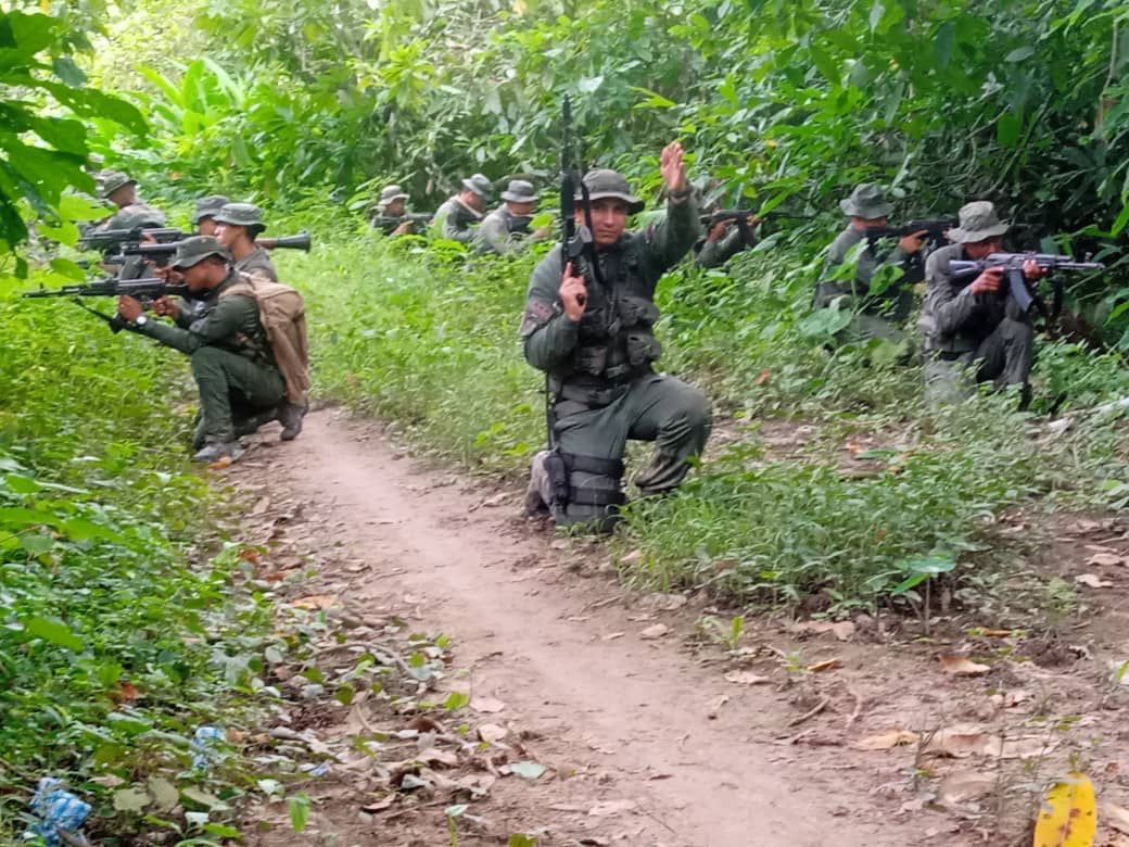 dhernandezlarez's tweet photo. Operación Escudo Bolivariano 2022, en la lucha contra los grupos delincuenciales armados asociados al flagelo de la minería ilegal, el narcotráfico y la trata de personas. https://t.co/kfhO1KdKD5