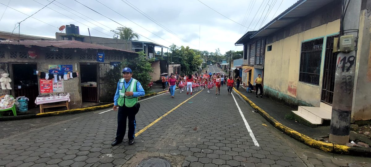 Nuestra Policía Nacional 👮‍♂️👮‍♀️ está garantizando la Paz y Seguridad, a las personas, familias y comunidades en estas fiestas decembrinas 🎅

📷Imágenes de la Protección Policial a los Desfiles Navideños en el departamento de Río San Juan 

#JuntoALaComunidad