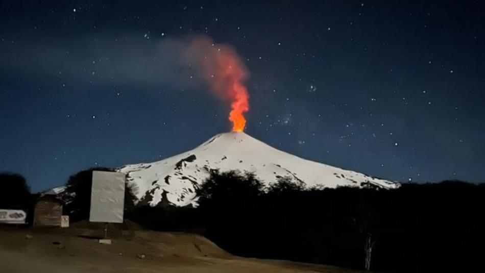 meganoticiascl's tweet photo. 🔴 Informan que incandescencia del volcán Villarrica "osciló entre los 80 y 220 metros sobre el nivel de su cráter" https://t.co/MYH3ReHZlr https://t.co/sIimQn1BLu
