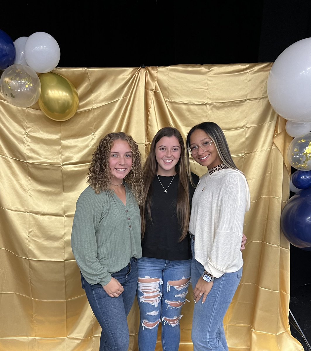 Pherrington11's tweet photo. Sad to see my high school softball career be over but even more excited to see what the future holds! https://t.co/fR4eVm5bhc