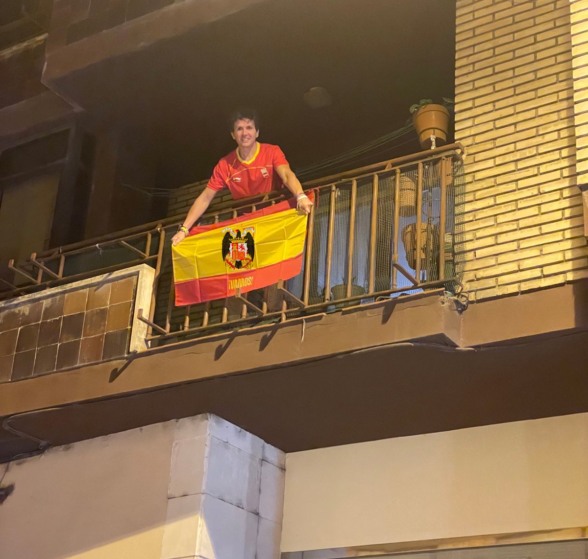 raulchapando's tweet photo. Grande Higuero apoyando a la Roja!!!! https://t.co/elP6Rn27tV