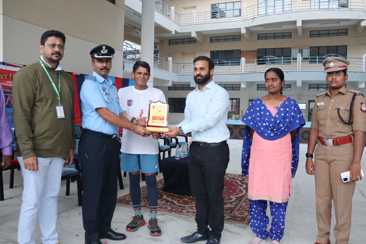 Unity_flame_run's tweet photo. Mrs. Anitha, Dist Revenue Officer, Dharampalli, and other dignitaries like Wg Cdr Yuvuraj and 5 TN Air Sqn NCC flagged off the flame from Matlampatti. This is the last day of the flame in Tamilnadu.
#day12 #unityflamerun #EkBharatShreshtBharat 
@HQ_DG_NCC
@Gen_VKSingh https://t.co/BaVDKz7C7T