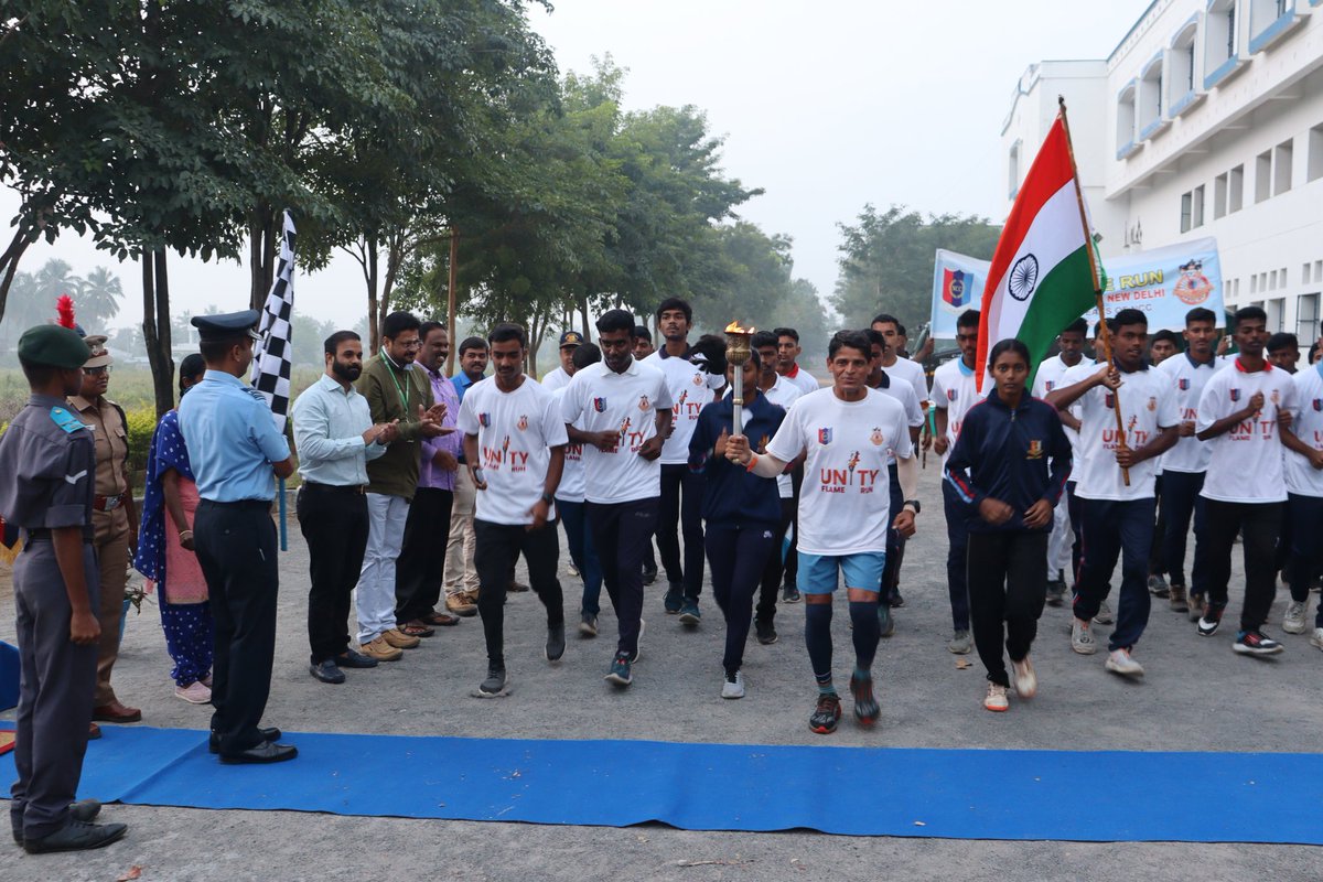 Unity_flame_run's tweet photo. Mrs. Anitha, Dist Revenue Officer, Dharampalli, and other dignitaries like Wg Cdr Yuvuraj and 5 TN Air Sqn NCC flagged off the flame from Matlampatti. This is the last day of the flame in Tamilnadu.
#day12 #unityflamerun #EkBharatShreshtBharat 
@HQ_DG_NCC
@Gen_VKSingh https://t.co/BaVDKz7C7T