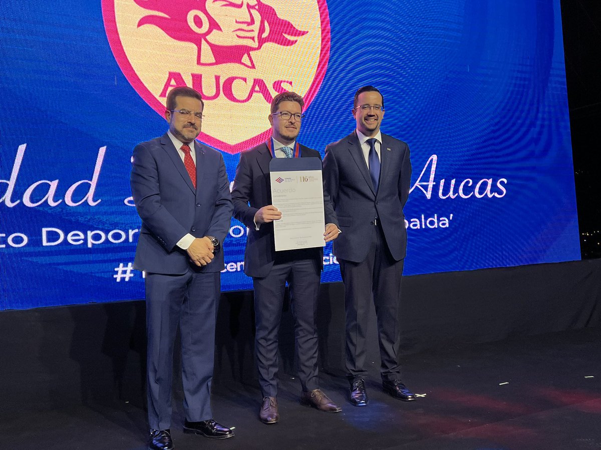 Cámara de Comercio de Quito (@lacamaradequito) on Twitter photo #TodosHacemosComercio
Entregamos el reconocimiento al Mérito Deportivo “Gonzalo Pozo Ripalda” al campeón del Fútbol Ecuatoriano, <a href="/Aucas45/">S. D. Aucas Oficial</a>, por su arduo y constante trabajo, y por reunir a varias generaciones con una misma pasión. #TodosHacemosComercio
Entregamos el reconocimiento al Mérito Deportivo “Gonzalo Pozo Ripalda” al campeón del Fútbol Ecuatoriano, <a href="/Aucas45/">S. D. Aucas Oficial</a>, por su arduo y constante trabajo, y por reunir a varias generaciones con una misma pasión.
