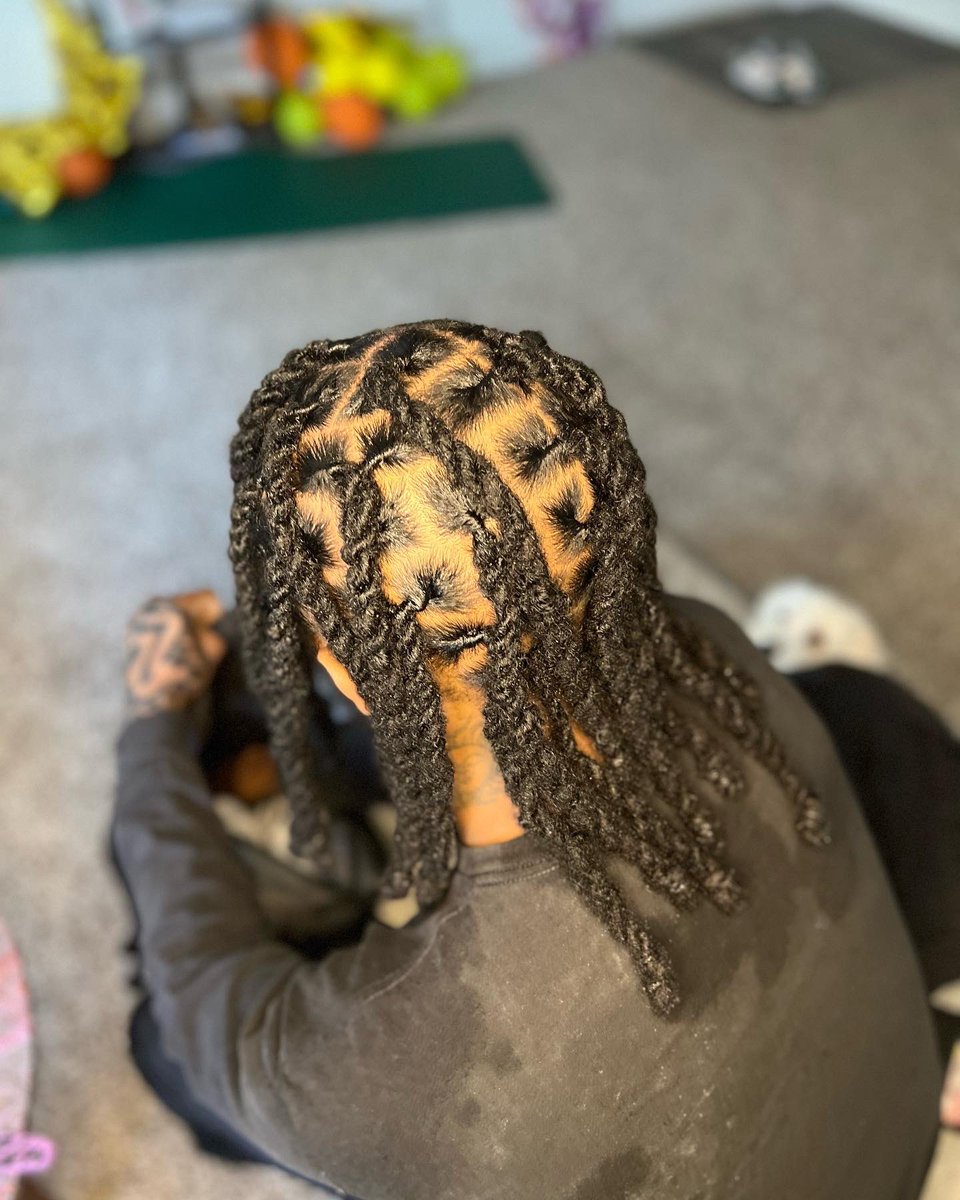 fuxxkyoupayymee's tweet photo. DMV BASED LOCTICIAN 
I can travel for a fee 🥰 My next client is on your TL trying to find me 😇 . follow me on Instagram @RootdAura or Click the link in my bio and subscribe to my channel https://t.co/fIi73ftNj8