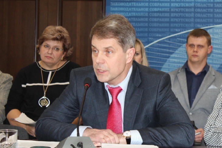 Экс-главу минздрава Иркутской области Олега Ярошенко оштрафовали за сговор при закупке медоборудования. Как сообщили в УФАС, минздрав незаконно заключил 12 контрактов с ООО «Сота-1» на поставку медоборудования, изделий, техники для городской детской стоматологической поликлиники.