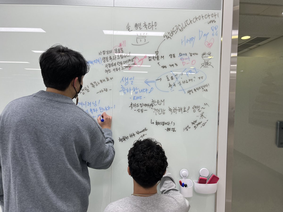 LS_eMS's tweet photo. Today is the birthday of manager Hansol Kim, who works at our company's Anyang city office. To participate in the meaningful day, all the employees, including the CEO, left a congratulatory messages on the whiteboard.

#culture #electric #B2B #Battery #Contactor #Relay #LS #BDU https://t.co/L3keYZLOiR
