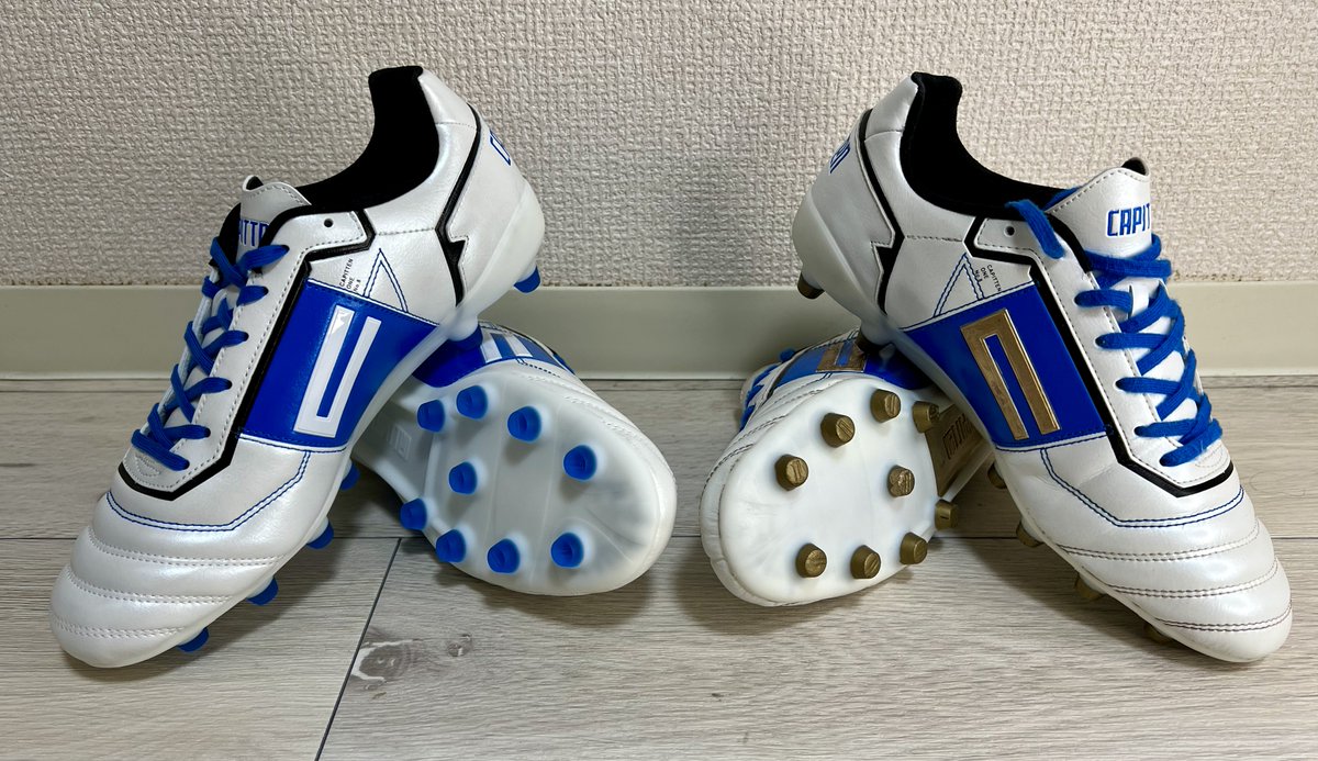 cococaraexpert's tweet photo. CAPITTEN FAMILY
MIDはワイドモデルだから自分の足には合うんだよねー!!
耐久性も良さげだから新色が出るまでは2足をヘビロテします。
当分、新色は出ないと思うけどw

#サッカー
#サッカースパイク
#サッカー好きな人と繋がりたい 
#cococarada
#football
#kingdom
#スパイクニキ
#iniesta
#capitten https://t.co/pbXVH5yxOf