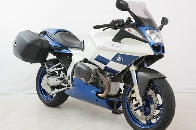 webike_moto's tweet photo. '00年代初頭の #BMW のRSシリーズは中の人が密かに次に乗ろうかと気にしているバイクです💡
ツアラーなのに、Boxer Cupの本気仕様、カッコイイですね!
知り合いに #R1100GS をメンテしながら10万キロ乗っている猛者がいますね😎
https://t.co/nUuDXtbqy2
#R1100RS
#ウェビック納車お祝いポイント https://t.co/pdoLCQ9iXo