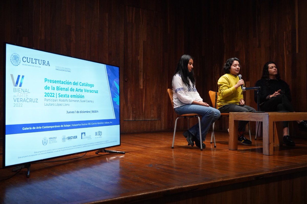 SECVERoficial's tweet photo. Presentamos el catálogo de la VI @BienalArteVer en la @GACXalapa.
Esta tarde Rodolfo Salmerón, coordinador de la Bienal, conversó con los artistas Susel Gaona y Lautaro López sobre su experiencia en esta edición de la #BienaldeArteVeracruz.

🔴Consúltalo: https://t.co/fUqlZ3auec. https://t.co/bIOYIFPzlV