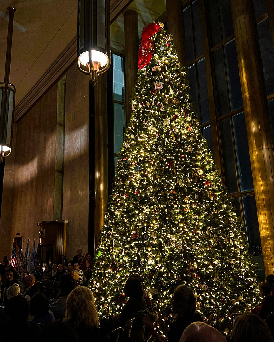 NorthDakota's tweet image. Another year, another beautiful Captiol Christmas Tree. 😍🎄
📍: Bismarck Captiol Building