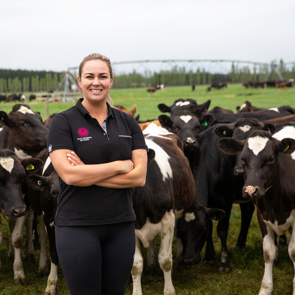 dairy_women's tweet photo. Know a woman in the dairy industry who ticks these boxes? 

✔️Strong performer
✔️Demonstrates leadership within her community
✔️Has a vision to add value to the dairy industry’s future

Nominate her for the @Fonterra Dairy Woman of the Year award: https://t.co/pzZX4DJR72 https://t.co/mxt2sHwHRD