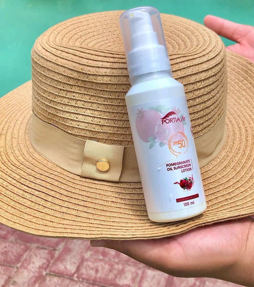 PortiaM_Skin's tweet photo. Hey besties, I’m so happy to introduce @portiam_skin ‘s new baby the Pomegranate SPF50 Sunscreen Lotion.
✅White Cast Free
✅Suitable for all skin types
Available at Portia M stores. 💕
#PortiaMSummer #PortiaMSPF50 #portiamskincare
📸 @grace_moeketsi https://t.co/VwyfbTuZR2