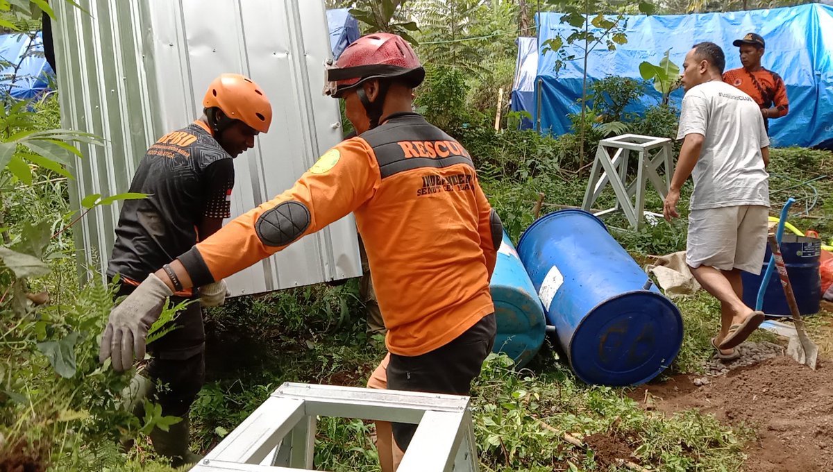 SemutGeniKlaten's tweet photo. Masih membantu programnya @ganjarpranowo @bpbdjateng sesama relawan dari Jawa Tengah membantu korban bencana gempa Cianjur diantara mendukung program sanitasi bagi pengungsi pengungsi masyarakat korban gempa bumi khususnya daerah pelosok pelosok. @SemutGeniKlaten 
@YaniSunarno https://t.co/zbqOP66VgJ