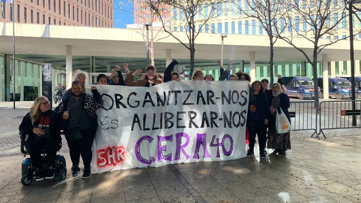 📕 Els companys d'<a href="/els7del30G/">Els7del30G</a>, en sortir del darrer dia de judici, envien una forta abraçada a les que patiran el proper judici polític.

👥Helena, Dario i Marian, no esteu soles!

El dilluns 12 tenim una cita en defensa del moviment per l'habitatge pel #CasCera40 @RavalSindicat