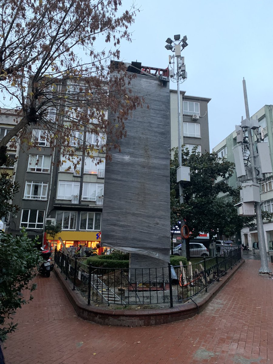 Sayın <a href="/sislibelediyesi/">Şişli Belediyesi</a> <a href="/tesvikiyemuhtar/">Teşvikiye Muhtarlığı</a> , ıhlamuryolu, topağacı meydanda bulunan bu totem sizce çok mu gerekliydi? Neden bu kadar yüksek ve büyük? Hangi yapı yönetmeliğine/imar kanununa uygun olarak yapılmıştır? Son kalan birkaç m2 yeşil alanı bu şekilde mi yok edecektik?