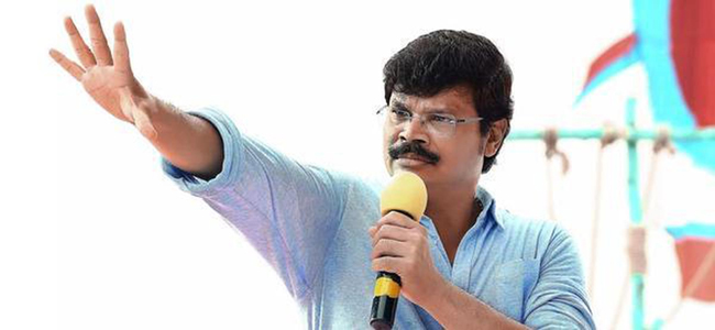 tupaki_official's tweet photo. ఆంధ్రా- తెలంగాణ సంస్కృతిని టచ్ చేస్తున్నారా?
Click here: https://t.co/skKu5A6hUv
#BoyapatiSrinivas #AndhraPradesh #Telangana #RamPothineni #PanIndiaMovie #Akhanda #ActionContent #Movienews #tupaki @tupakinews_ https://t.co/FjeCNFno65