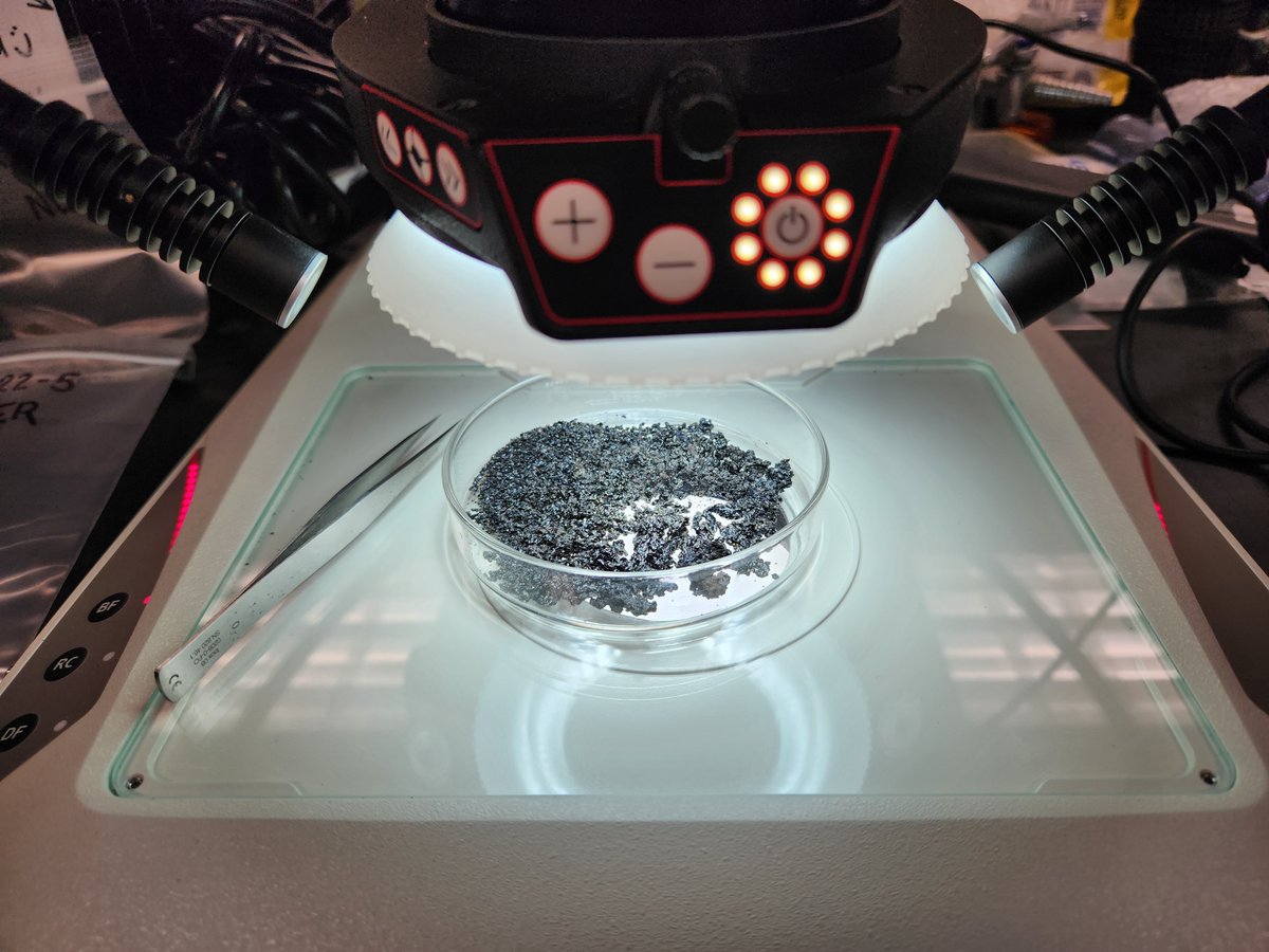 USGSVolcanoes's tweet image. Geochemical results from first 48 hours of Mauna Loa eruption:
&amp;gt; glassy near vent
&amp;gt; small crystals of plagioclase and olivine at flow front as lava cools
&amp;gt; 6-6.8% MgO
&amp;gt; eruption temp 1156 C (2113 F)
&amp;gt; similar to past lava compositions
&amp;gt; no leftover lava from 1984 is apparent