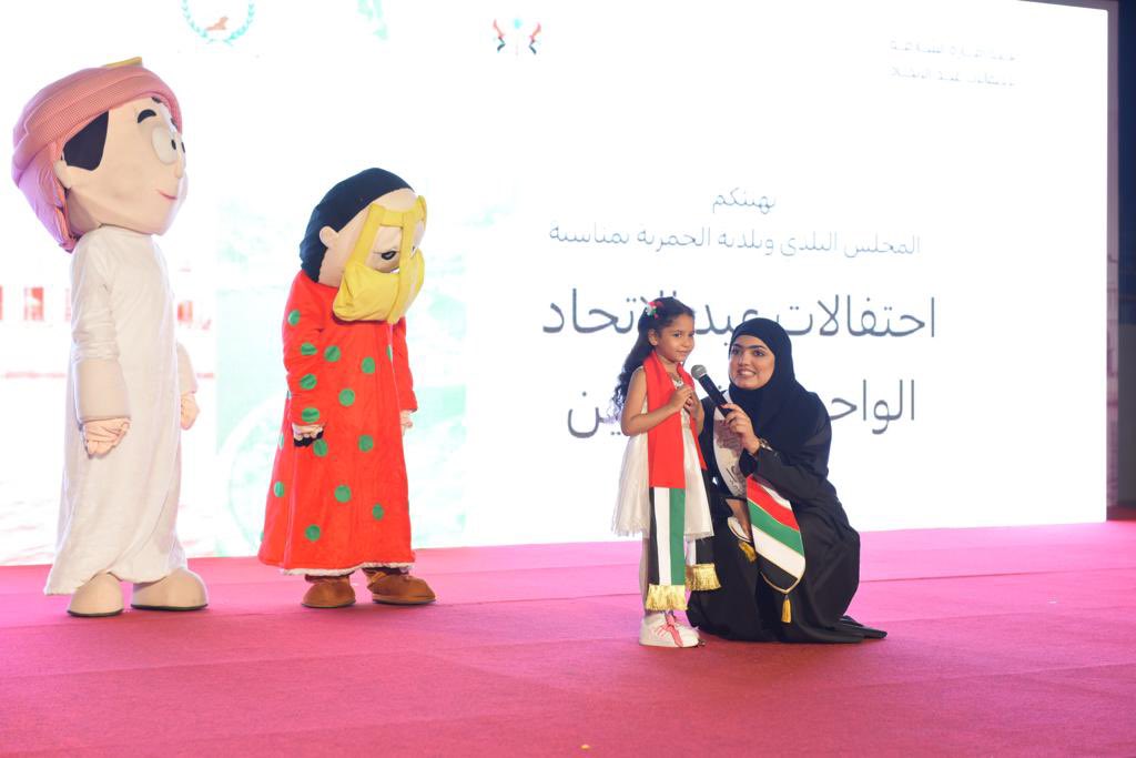 NationalDaySHJ's tweet photo. اتخذت الحمرية يوم أمس في احتفالات عيد الاتحاد بالشارقة ثوباً مزيناً بألوان العلم الإماراتي. يمكنكم التمتع  بأجواء تراثية وعروض غنائية ذات طابع فلكلوري أصيل بينما تضفي فقرات ألعاب الأطفال والمسابقات جواً عائلياً جميل. أسعدتنا رؤيتكم! https://t.co/2CH3M7Fzte