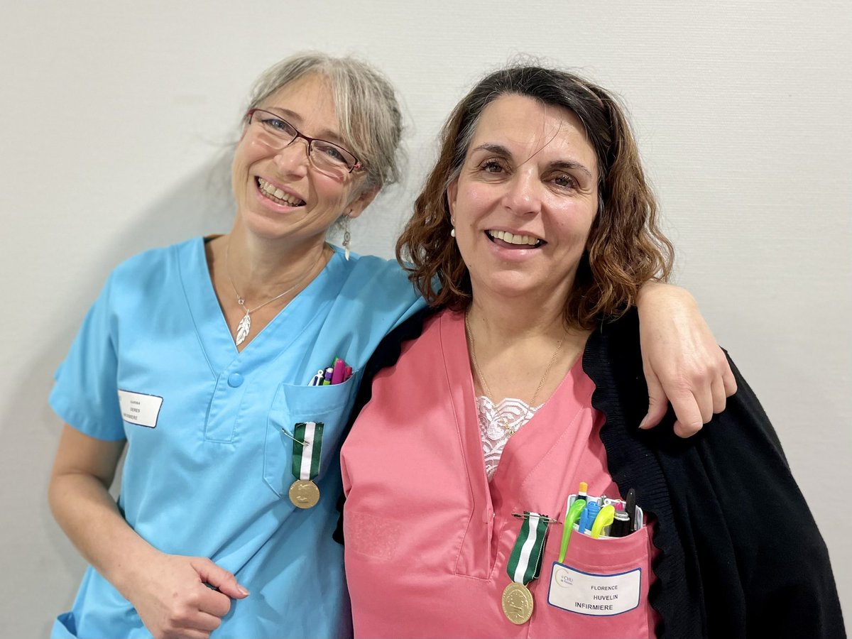 30 ans de service récompensés par <a href="/L_Moncondhuy/">Léonore Moncond'huy</a>!🎖️Félicitations 🍾🎉🎊à Karina et Florence, 2 des 3 exceptionnelles IDE de consultation d’urologie du <a href="/CHU_de_Poitiers/">CHU de Poitiers</a> ! Quel plaisir de travailler avec vous au quotidien avec rigueur mais bonne humeur! @simonbernardeau <a href="/gdeshors1/">Guillaume Deshors</a>