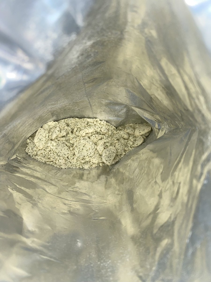 DshCheryl's tweet photo. So I went and got chips for my Co worker because they stooped selling Uncle Rays in the vending machines at work so get to work and give it to him just for it to be filled with nothing but the seasoning @UncleRaysWay they never called me back🖕🏼🖕🏼 https://t.co/WjJR0mmFMS