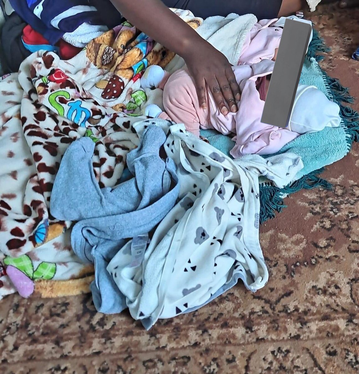 Realbeefactor's tweet photo. Bulawayo, Zimbabwe lets help. Twins Kelly and Keilla lost their mother Confidence Msimanga (17), 9 days after giving birth through a C- section.They are now in the care of their grandmother who is seeking help
Do find details attached in the article on how to Help. #Zimbabwe https://t.co/Wui4E6sQUB