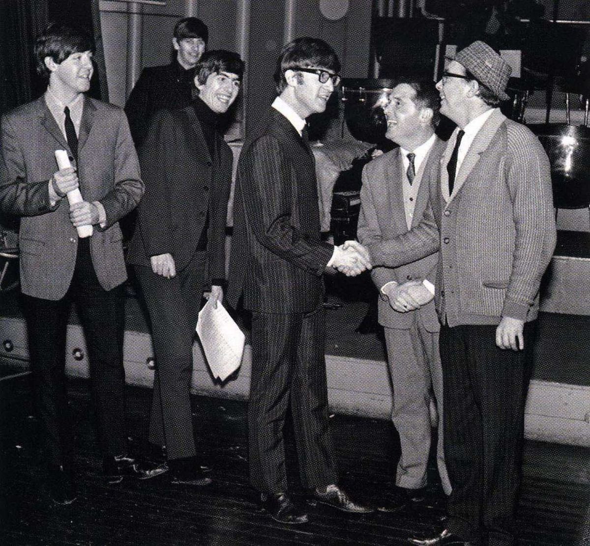 eric_ernie_col's tweet photo. #MorecambeAndWiseAdventCalendar
2nd December 2022
…the Anniversary of one of TV’s great recordings
…a collision of legends
@thebeatles perform at #ATVElstree (broadcast in April 1964)
#ItsNotChristmasWithoutEricandErnie
#StillBringingSunshine 👓🌞♥️
#HelloBongo #LittleDad https://t.co/pXmv7LBj1X