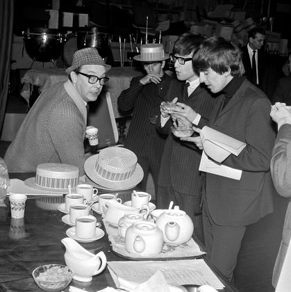eric_ernie_col's tweet photo. #MorecambeAndWiseAdventCalendar
2nd December 2022
…the Anniversary of one of TV’s great recordings
…a collision of legends
@thebeatles perform at #ATVElstree (broadcast in April 1964)
#ItsNotChristmasWithoutEricandErnie
#StillBringingSunshine 👓🌞♥️
#HelloBongo #LittleDad https://t.co/pXmv7LBj1X