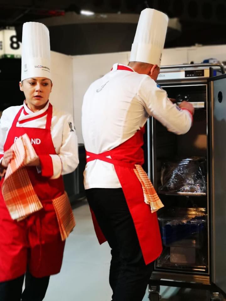 ArturDebczak's tweet photo. Pytaliście o danie konkursowe👨‍🍳 🥉: gołąbek z kapusty, wegańskie pierogi, bliny, sos boczniakowy, sernik z sera koziego, sorbet z wiśni i imbiru. Smacznego❗️😀#WojskoPolskie #logistyka #CulinaryWorldCup https://t.co/PznpHVcTAp