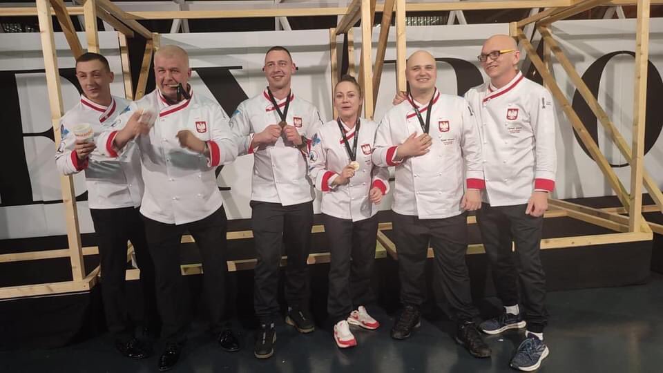 ArturDebczak's tweet photo. Pytaliście o danie konkursowe👨‍🍳 🥉: gołąbek z kapusty, wegańskie pierogi, bliny, sos boczniakowy, sernik z sera koziego, sorbet z wiśni i imbiru. Smacznego❗️😀#WojskoPolskie #logistyka #CulinaryWorldCup https://t.co/PznpHVcTAp