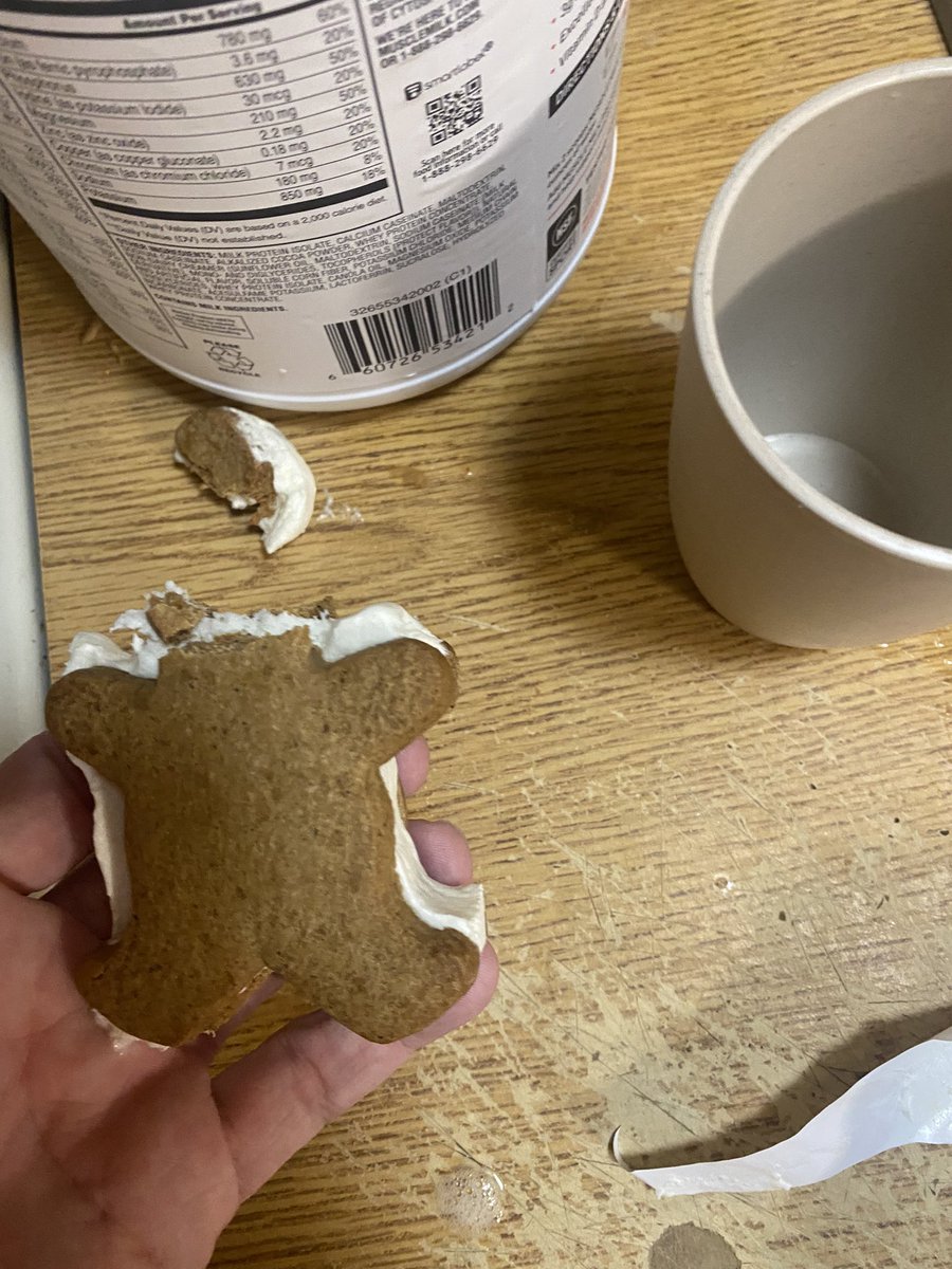 AmyLynnLee7733's tweet image. “I’d like to report a murder.”
911 dispatcher “Ma’am what is your location?”

#DruryLane #MuffinMan