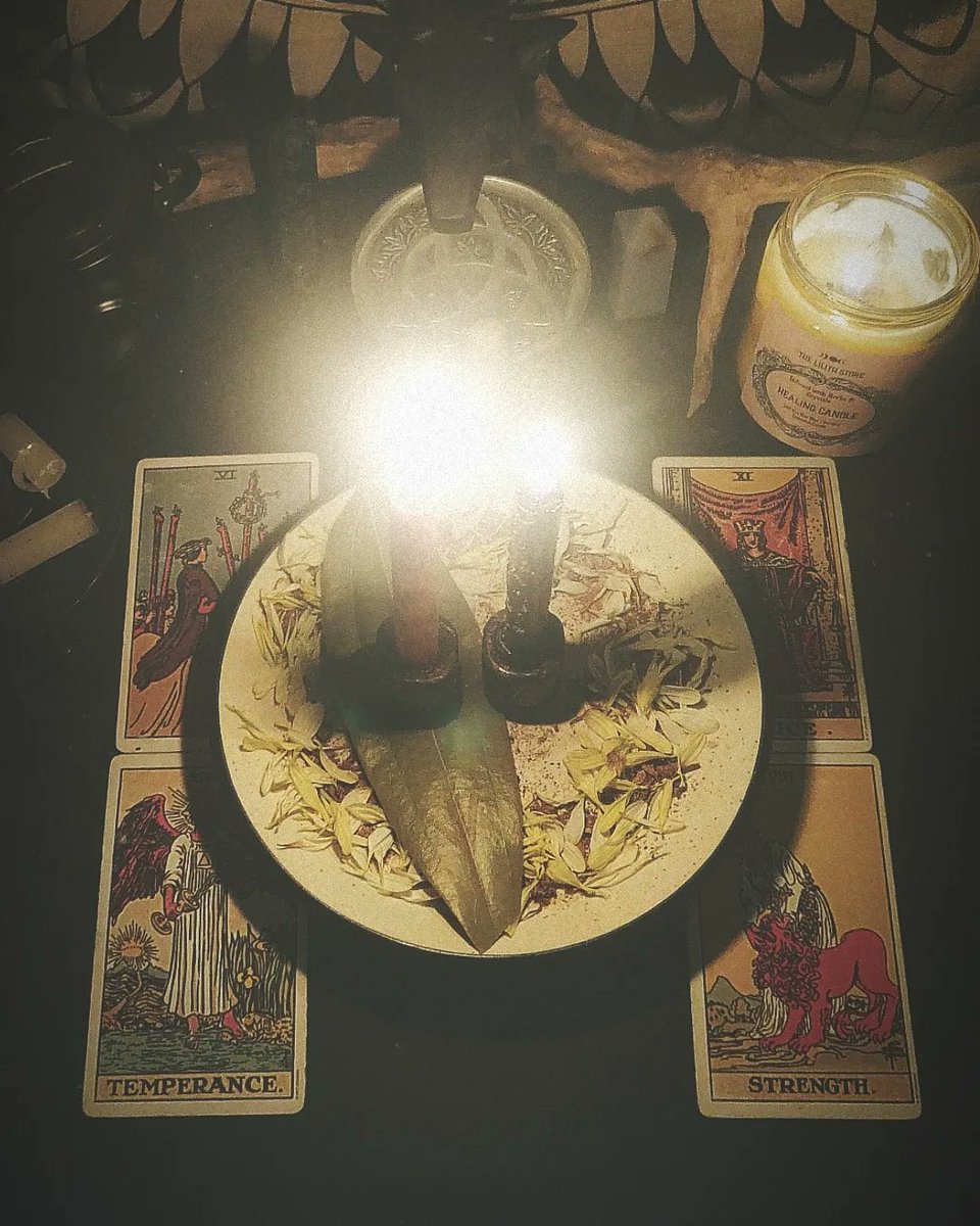 Witchycharmss's tweet photo. Court blessing spell for client ✨

#witchcraft #spells #witch https://t.co/nCSInBszTg