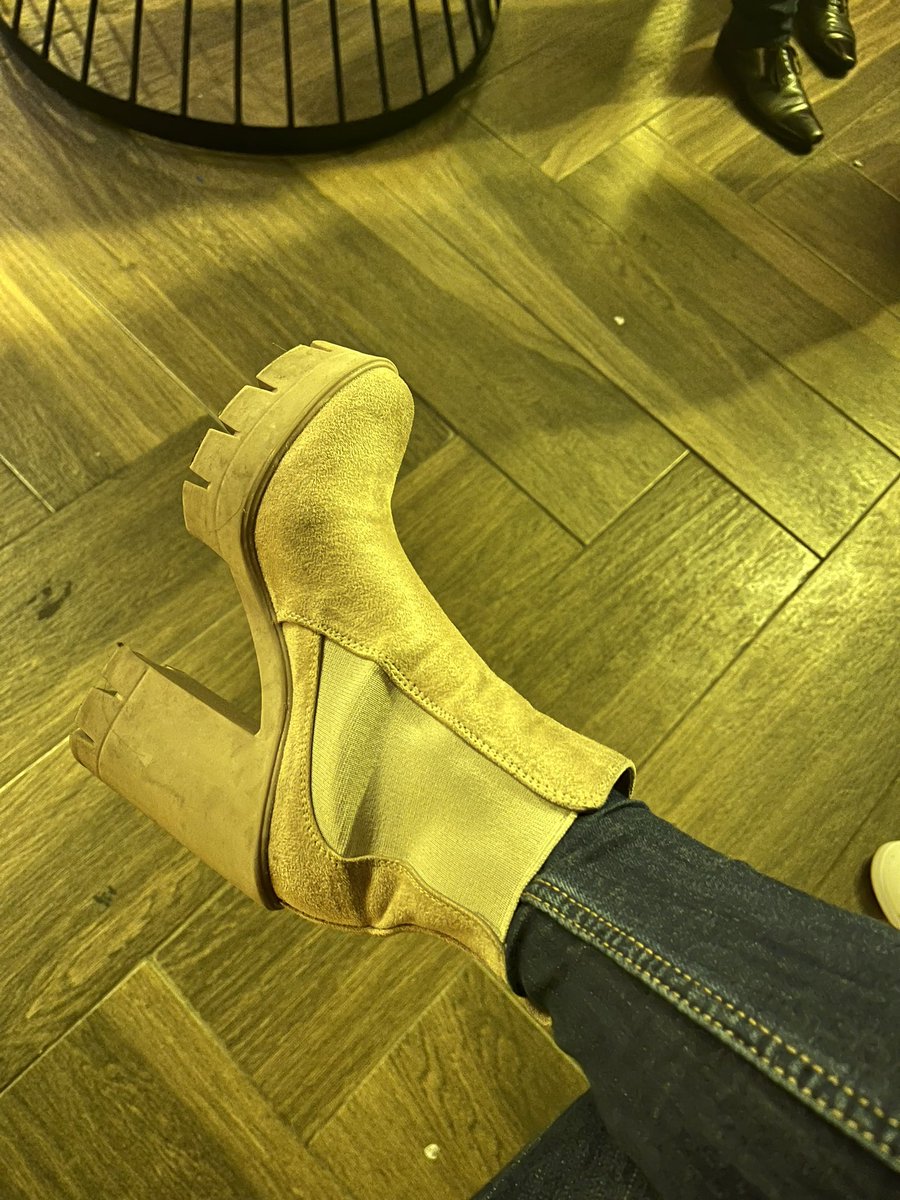 Lasofia960's tweet photo. Yo pensando por qué hoy fui a trabajar en etos zapatos si sabía que tenía cena de trabajo, o sea terminaba en rumba. https://t.co/HKTK8ivRjm
