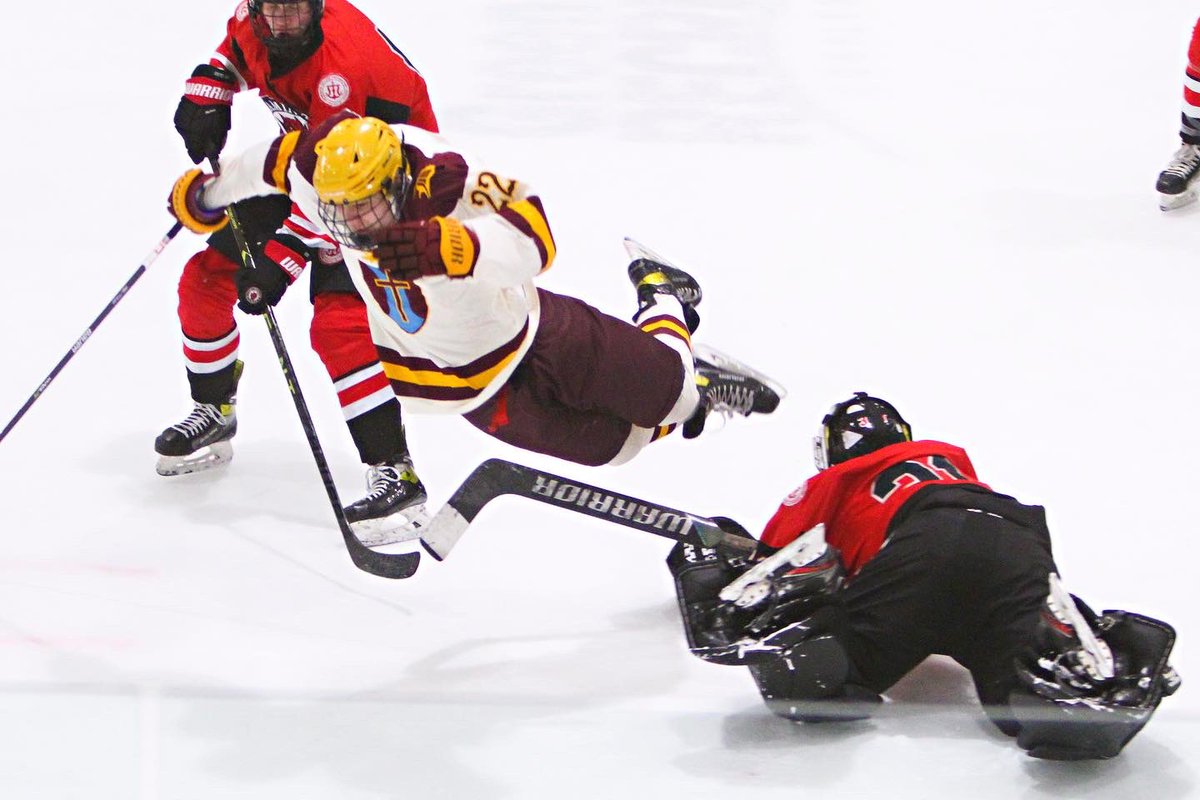 danielwatkins's tweet photo. @DESMETHOCKEYSTL Spartans were flying on Thursday night vs Chaminade! https://t.co/c5ecUEGGo6