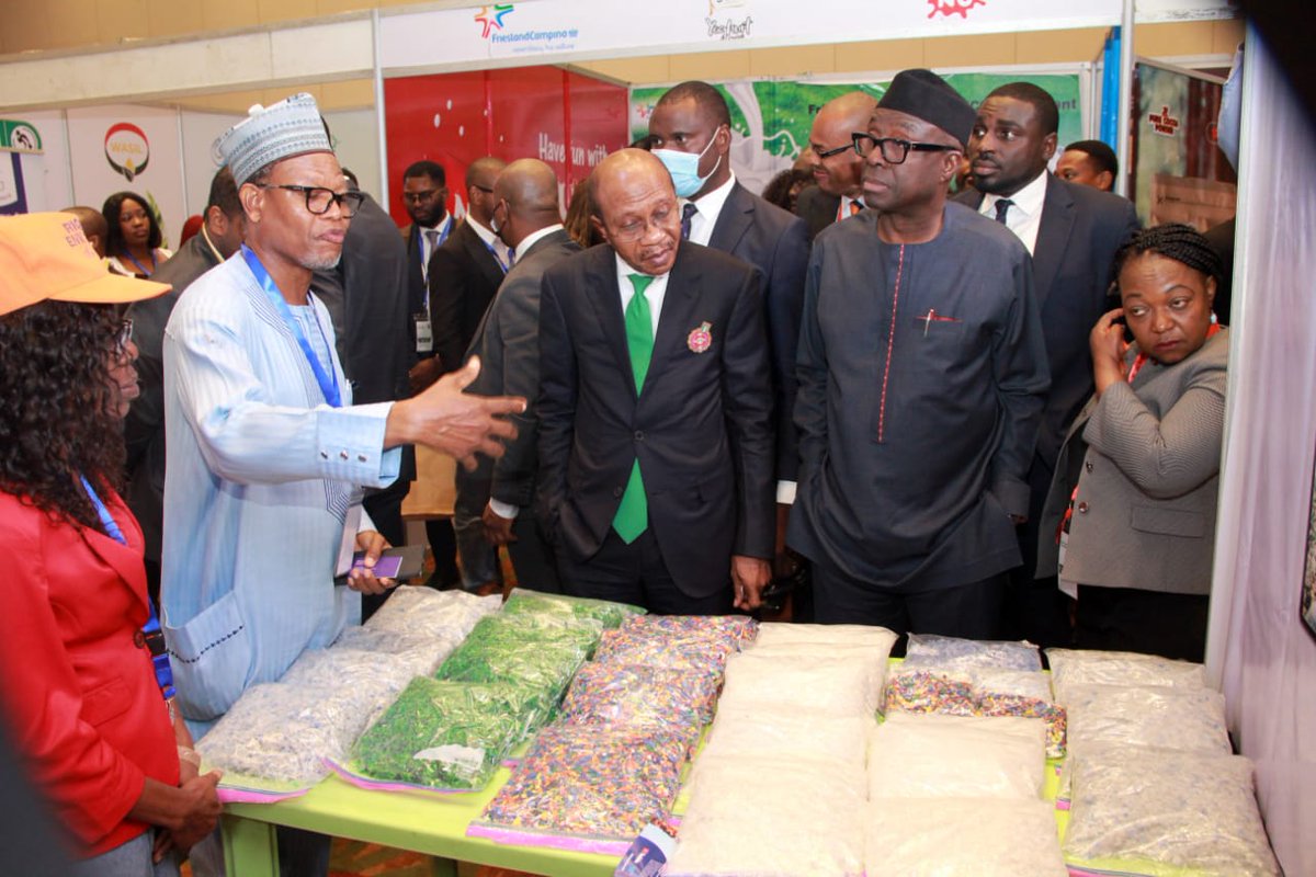 Richbol2's tweet photo. The Governor of @cenbank Mr. Godwin #Emefiele CON, together with Otunba Adeniyi Adebayo CON @NiyiAdebayo_ - Minister of Industry, Trade &amp; Investment and Dr. Ozoemena Nnaji, CBN's Director of Trade &amp; Exchange visited our exhibition stand at #RT200Summit
#Thejourneysofar #CBN https://t.co/aEV1H2sK86