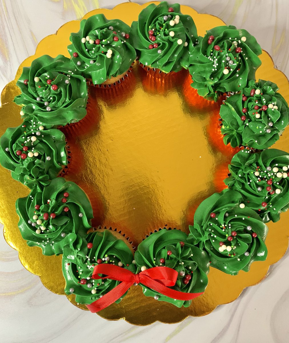 dabakeryhn's tweet photo. Christmas cupcake wreath🎄❤️✨
#dabakeryhn #tistheseason https://t.co/bg4ogfVXz2