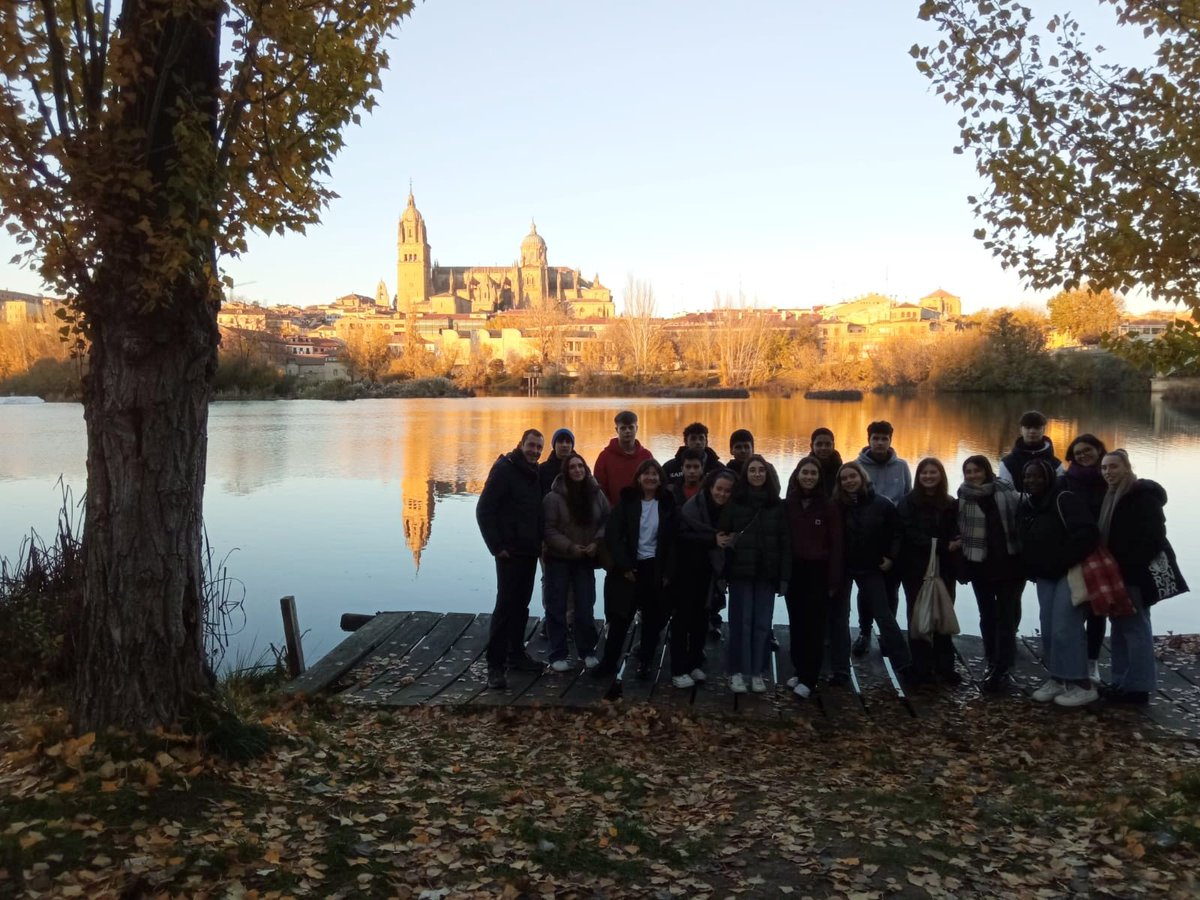 EllacuriaB's tweet photo. Hotz handiarekin bete dugu #batx2 -koen #bidaiakulturala -ren hirugarren eguna. Gaurkoan #tormes ibaiaren zubien artean ibili gara, gerra zibilaren artxiboa bisitatu dugu, eta arratsaldean katedralaren txapelatik ibili gara, egun konpletoa gaurkoan ere. #gogoakutsatubihotzakhezi https://t.co/qYns1ZTz8M
