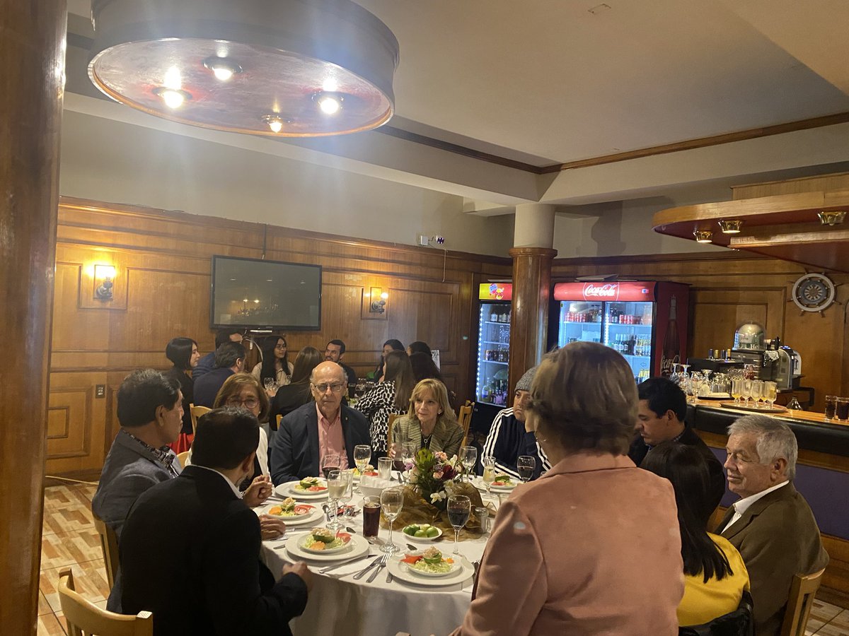QfIqq's tweet photo. En la cena de celebración del #DiaPanamericanosDelQuimicoFarmaceutico @QfIqq @ColegioQFyBQ https://t.co/XVP7zijz6C